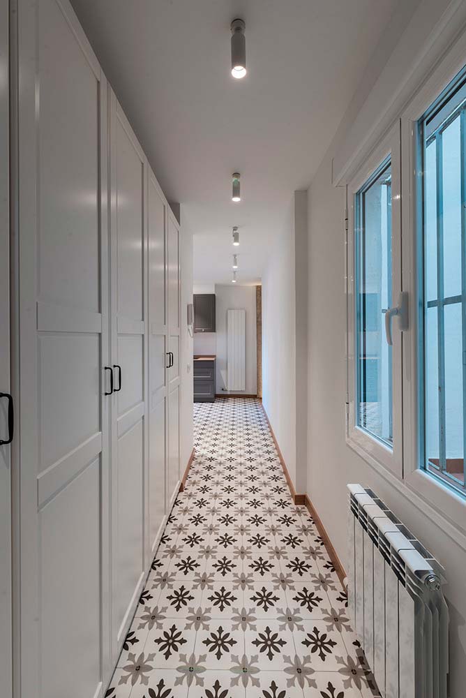 rehabilitacion-integral-vivienda-logrono Iluminación y muebles a medida en pasillo